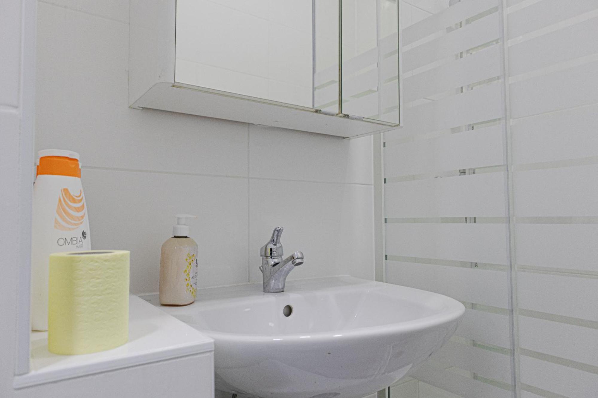 Affordable 5-Br Shared Apartment / Enkplatz U3 Getaway Vienna Exterior photo