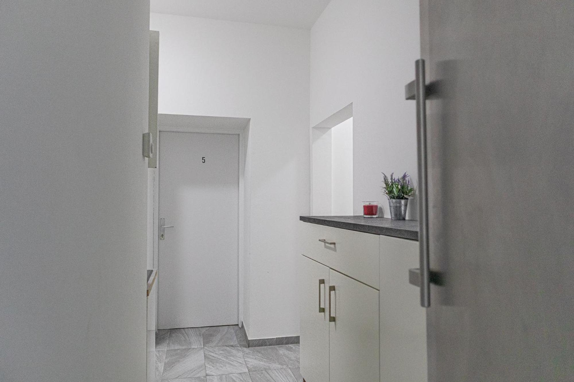 Affordable 5-Br Shared Apartment / Enkplatz U3 Getaway Vienna Exterior photo